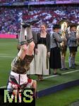 10.05.2025, Fussball 1. Bundesliga 2024/2025, 33. Spieltag, FC Bayern Mnchen - Borussia Mnchengladbach, in der Allianz-Arena Mnchen. ein Blaskapelle spielt in der Arena anlsslich des letzten Heimspiel der Saison und zur Feier des vorzeitigen Gewinns der Deutschen Meisterschaft, ein Mitglied der Kapelle macht einen Handstand

