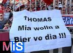10.05.2025, Fussball 1. Bundesliga 2024/2025, 33. Spieltag, FC Bayern Mnchen - Borussia Mnchengladbach, in der Allianz-Arena Mnchen. Bayern Fans mit einem Plakat fr Thomas Mller Thomas Mia wolln a Bier vo dia!!!

