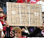 10.05.2025, Fussball 1. Bundesliga 2024/2025, 33. Spieltag, FC Bayern Mnchen - Borussia Mnchengladbach, in der Allianz-Arena Mnchen. kleiner Bayern Fan mit einem Plakat fr Thomas Mller Thomas Mller du bist, bleibst eine Legende


