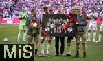 10.05.2025, Fussball 1. Bundesliga 2024/2025, 33. Spieltag, FC Bayern Mnchen - Borussia Mnchengladbach, in der Allianz-Arena Mnchen. Thomas Mller (2vl) wird verabschiedet von Sport-Vorstand Max Eberl (li., Bayern Mnchen), Prsident Herbert Hainer, Prsident (mi., FC Bayern Mnchen), Vorstandsvorsitzender Jan-Christian Dreesen (2vr., Bayern Mnchen) und stellv. Vorstandsvorsitzender Dr. Michael Diederich (re.

