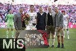 10.05.2025, Fussball 1. Bundesliga 2024/2025, 33. Spieltag, FC Bayern Mnchen - Borussia Mnchengladbach, in der Allianz-Arena Mnchen. Thomas Mller (2vl) wird verabschiedet von Sport-Vorstand Max Eberl (li., Bayern Mnchen), Prsident Herbert Hainer, Prsident (mi., FC Bayern Mnchen), Vorstandsvorsitzender Jan-Christian Dreesen (2vr., Bayern Mnchen) und stellv. Vorstandsvorsitzender Dr. Michael Diederich (re.

