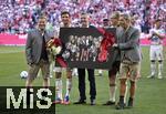 10.05.2025, Fussball 1. Bundesliga 2024/2025, 33. Spieltag, FC Bayern Mnchen - Borussia Mnchengladbach, in der Allianz-Arena Mnchen. Thomas Mller (2vl) wird verabschiedet von Sport-Vorstand Max Eberl (li., Bayern Mnchen), Prsident Herbert Hainer, Prsident (mi., FC Bayern Mnchen), Vorstandsvorsitzender Jan-Christian Dreesen (2vr., Bayern Mnchen) und stellv. Vorstandsvorsitzender Dr. Michael Diederich (re.

