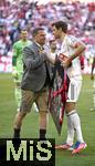 10.05.2025, Fussball 1. Bundesliga 2024/2025, 33. Spieltag, FC Bayern Mnchen - Borussia Mnchengladbach, in der Allianz-Arena Mnchen. Thomas Mller (re.) wird verabschiedet von Sport-Vorstand Max Eberl (li., Bayern Mnchen)

