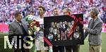 10.05.2025, Fussball 1. Bundesliga 2024/2025, 33. Spieltag, FC Bayern Mnchen - Borussia Mnchengladbach, in der Allianz-Arena Mnchen. Thomas Mller (2vl) wird verabschiedet von Sport-Vorstand Max Eberl (li., Bayern Mnchen), Prsident Herbert Hainer, Prsident (mi., FC Bayern Mnchen), Vorstandsvorsitzender Jan-Christian Dreesen (2vr., Bayern Mnchen) und stellv. Vorstandsvorsitzender Dr. Michael Diederich (re.

