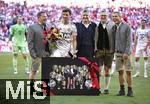 10.05.2025, Fussball 1. Bundesliga 2024/2025, 33. Spieltag, FC Bayern Mnchen - Borussia Mnchengladbach, in der Allianz-Arena Mnchen. Thomas Mller (2vl) wird verabschiedet von Sport-Vorstand Max Eberl (li., Bayern Mnchen), Prsident Herbert Hainer, Prsident (mi., FC Bayern Mnchen), Vorstandsvorsitzender Jan-Christian Dreesen (2vr., Bayern Mnchen) und stellv. Vorstandsvorsitzender Dr. Michael Diederich (re.

