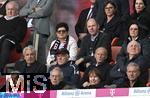 10.05.2025, Fussball 1. Bundesliga 2024/2025, 33. Spieltag, FC Bayern Mnchen - Borussia Mnchengladbach, in der Allianz-Arena Mnchen. die Eltern von Thomas Mller, Mama Klaudia und ihr Vater Gerhard auf der Tribne hinter Hermann Gerland

