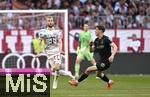 10.05.2025, Fussball 1. Bundesliga 2024/2025, 33. Spieltag, FC Bayern Mnchen - Borussia Mnchengladbach, in der Allianz-Arena Mnchen. (L-R) Konrad Laimer (Bayern Mnchen) gegen Philipp Sander (Borussia Mnchengladbach)

