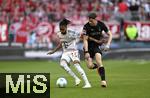 10.05.2025, Fussball 1. Bundesliga 2024/2025, 33. Spieltag, FC Bayern Mnchen - Borussia Mnchengladbach, in der Allianz-Arena Mnchen. (L-R) Michael Olise (Bayern Mnchen) gegen Philipp Sander (Borussia Mnchengladbach)

