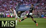 10.05.2025, Fussball 1. Bundesliga 2024/2025, 33. Spieltag, FC Bayern Mnchen - Borussia Mnchengladbach, in der Allianz-Arena Mnchen. (L-R) Joshua Kimmich (Bayern Mnchen) gegen Philipp Sander (Borussia Mnchengladbach)

