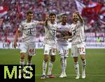 10.05.2025, Fussball 1. Bundesliga 2024/2025, 33. Spieltag, FC Bayern Mnchen - Borussia Mnchengladbach, in der Allianz-Arena Mnchen. Jubel (L-R) Josip Stanisic (Bayern Mnchen), Thomas Mller (Bayern Mnchen), Torschtze Michael Olise (Bayern Mnchen) und Konrad Laimer (Bayern Mnchen) zum Tor zum 1:0

