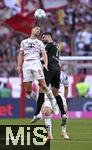 10.05.2025, Fussball 1. Bundesliga 2024/2025, 33. Spieltag, FC Bayern Mnchen - Borussia Mnchengladbach, in der Allianz-Arena Mnchen. (L-R) Leon Goretzka (Bayern Mnchen) gegen Tim Kleindienst (Borussia Mnchengladbach)

