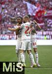 10.05.2025, Fussball 1. Bundesliga 2024/2025, 33. Spieltag, FC Bayern Mnchen - Borussia Mnchengladbach, in der Allianz-Arena Mnchen. Jubel (L-R) Torschtze Michael Olise (Bayern Mnchen), Josip Stanisic (Bayern Mnchen) und Konrad Laimer (Bayern Mnchen) zum Tor zum 1:0

