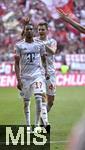 10.05.2025, Fussball 1. Bundesliga 2024/2025, 33. Spieltag, FC Bayern Mnchen - Borussia Mnchengladbach, in der Allianz-Arena Mnchen. Jubel (L-R) Torschtze Michael Olise (Bayern Mnchen) und Josip Stanisic (Bayern Mnchen) zum Tor zum 1:0

