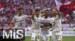 10.05.2025, Fussball 1. Bundesliga 2024/2025, 33. Spieltag, FC Bayern Mnchen - Borussia Mnchengladbach, in der Allianz-Arena Mnchen. Jubel (L-R) Josip Stanisic (Bayern Mnchen), Thomas Mller (Bayern Mnchen), Torschtze Michael Olise (Bayern Mnchen) und Konrad Laimer (Bayern Mnchen) zum Tor zum 1:0

