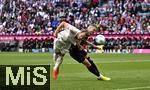 10.05.2025, Fussball 1. Bundesliga 2024/2025, 33. Spieltag, FC Bayern Mnchen - Borussia Mnchengladbach, in der Allianz-Arena Mnchen. (L-R) Harry Kane (Bayern Mnchen) gegen Nico Elvedi (Borussia Mnchengladbach)

