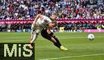 10.05.2025, Fussball 1. Bundesliga 2024/2025, 33. Spieltag, FC Bayern Mnchen - Borussia Mnchengladbach, in der Allianz-Arena Mnchen. (L-R) Harry Kane (Bayern Mnchen) gegen Nico Elvedi (Borussia Mnchengladbach)

