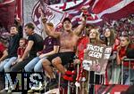 10.05.2025, Fussball 1. Bundesliga 2024/2025, 33. Spieltag, FC Bayern Mnchen - Borussia Mnchengladbach, in der Allianz-Arena Mnchen. die Bayern Fans klettern auf die Zune und feiern den vorzeitigen Gewinn der Deutschen Meisterschaft

