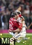 10.05.2025, Fussball 1. Bundesliga 2024/2025, 33. Spieltag, FC Bayern Mnchen - Borussia Mnchengladbach, in der Allianz-Arena Mnchen. der FC Bayern Feiert den Gewinn der Deutschen Meisterschaft, Leon Goretzka (re., Bayern Mnchen) hebt Thomas Mller (li., Bayern Mnchen) hoch


