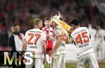 10.05.2025, Fussball 1. Bundesliga 2024/2025, 33. Spieltag, FC Bayern Mnchen - Borussia Mnchengladbach, in der Allianz-Arena Mnchen. der FC Bayern Feiert den Gewinn der Deutschen Meisterschaft, Aleksandar Pavlovic (mi., Bayern Mnchen) verpasst Josip Stanisic (re., Bayern Mnchen) eine Bierdusche

