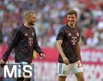 10.05.2025, Fussball 1. Bundesliga 2024/2025, 33. Spieltag,  FC Bayern Mnchen - Borussia Mnchengladbach, in der Allianz-Arena Mnchen. v.l. Konrad Laimer (FC Bayern Mnchen) und Thomas Mller (FC Bayern Mnchen) haben sichtlich Spass beim Aufwrmen.

