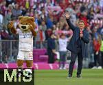 10.05.2025, Fussball 1. Bundesliga 2024/2025, 33. Spieltag,  FC Bayern Mnchen - Borussia Mnchengladbach, in der Allianz-Arena Mnchen. Berni das Maskottchen und Jonas Kaufmann (Deutschland)

