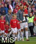 10.05.2025, Fussball 1. Bundesliga 2024/2025, 33. Spieltag,  FC Bayern Mnchen - Borussia Mnchengladbach, in der Allianz-Arena Mnchen. Eric Dier (FC Bayern Mnchen) mit Kind auf dem Arm

