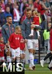 10.05.2025, Fussball 1. Bundesliga 2024/2025, 33. Spieltag,  FC Bayern Mnchen - Borussia Mnchengladbach, in der Allianz-Arena Mnchen. Eric Dier (FC Bayern Mnchen) mit Kind auf dem Arm

