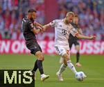 10.05.2025, Fussball 1. Bundesliga 2024/2025, 33. Spieltag,  FC Bayern Mnchen - Borussia Mnchengladbach, in der Allianz-Arena Mnchen. v.l. Franck Honorat  (Borussia Mnchengladbach) gegen Konrad Laimer (FC Bayern Mnchen) 

