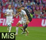 10.05.2025, Fussball 1. Bundesliga 2024/2025, 33. Spieltag,  FC Bayern Mnchen - Borussia Mnchengladbach, in der Allianz-Arena Mnchen. v.l. Leon Goretzka (FC Bayern Mnchen) gegen Tim Kleindienst (Borussia Mnchengladbach) 

