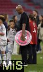 10.05.2025, Fussball 1. Bundesliga 2024/2025, 33. Spieltag,  FC Bayern Mnchen - Borussia Mnchengladbach, in der Allianz-Arena Mnchen. Trainer Vincent Kompany (FC Bayern Mnchen) trgt die Schale aus dem Stadion , hier mit Kind

