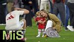 10.05.2025, Fussball 1. Bundesliga 2024/2025, 33. Spieltag,  FC Bayern Mnchen - Borussia Mnchengladbach, in der Allianz-Arena Mnchen. Eric Dier (FC Bayern Mnchen) fotografiert seine Familie.

