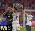 10.05.2025, Fussball 1. Bundesliga 2024/2025, 33. Spieltag,  FC Bayern Mnchen - Borussia Mnchengladbach, in der Allianz-Arena Mnchen. v.l. Trainer Vincent Kompany (FC Bayern Mnchen) und Aleksandar Pavlovic (Bayern Mnchen)  mit Schale

