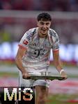 10.05.2025, Fussball 1. Bundesliga 2024/2025, 33. Spieltag,  FC Bayern Mnchen - Borussia Mnchengladbach, in der Allianz-Arena Mnchen. Aleksandar Pavlovic (Bayern Mnchen)  mit Schale

