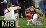 10.05.2025, Fussball 1. Bundesliga 2024/2025, 33. Spieltag,  FC Bayern Mnchen - Borussia Mnchengladbach, in der Allianz-Arena Mnchen. Eric Dier (FC Bayern Mnchen) fotografiert seine Familie.

