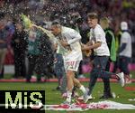 10.05.2025, Fussball 1. Bundesliga 2024/2025, 33. Spieltag,  FC Bayern Mnchen - Borussia Mnchengladbach, in der Allianz-Arena Mnchen. Leroy Sane (Bayern Mnchen) wird mit Bier berschttet.

