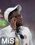 10.05.2025, Fussball 1. Bundesliga 2024/2025, 33. Spieltag,  FC Bayern Mnchen - Borussia Mnchengladbach, in der Allianz-Arena Mnchen. Alphonso Davies (FC Bayern Mnchen) mit cooler Brille.

