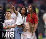 10.05.2025, Fussball 1. Bundesliga 2024/2025, 33. Spieltag,  FC Bayern Mnchen - Borussia Mnchengladbach, in der Allianz-Arena Mnchen. Carla Higgs die Frau von Trainer Vincent Kompany (FC Bayern Mnchen) 

