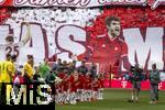 10.05.2025, Fussball 1. Bundesliga 2024/2025, 33. Spieltag,  FC Bayern Mnchen - Borussia Mnchengladbach, in der Allianz-Arena Mnchen. Groe Choreografie der Bayernfans zum Abschied von Thomas Mller (FC Bayern Mnchen)  