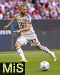 10.05.2025, Fussball 1. Bundesliga 2024/2025, 33. Spieltag,  FC Bayern Mnchen - Borussia Mnchengladbach, in der Allianz-Arena Mnchen. Konrad Laimer (FC Bayern Mnchen) am Ball  