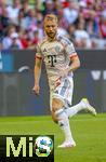 10.05.2025, Fussball 1. Bundesliga 2024/2025, 33. Spieltag,  FC Bayern Mnchen - Borussia Mnchengladbach, in der Allianz-Arena Mnchen. Konrad Laimer (FC Bayern Mnchen) am Ball  