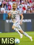 10.05.2025, Fussball 1. Bundesliga 2024/2025, 33. Spieltag,  FC Bayern Mnchen - Borussia Mnchengladbach, in der Allianz-Arena Mnchen. Konrad Laimer (FC Bayern Mnchen) am Ball  