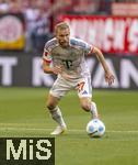 10.05.2025, Fussball 1. Bundesliga 2024/2025, 33. Spieltag,  FC Bayern Mnchen - Borussia Mnchengladbach, in der Allianz-Arena Mnchen. Konrad Laimer (FC Bayern Mnchen) am Ball 