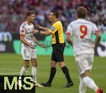 10.05.2025, Fussball 1. Bundesliga 2024/2025, 33. Spieltag,  FC Bayern Mnchen - Borussia Mnchengladbach, in der Allianz-Arena Mnchen. v.li: Leon Goretzka (FC Bayern Mnchen) und Schiedsrichter Sven Jablonski.