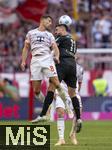 10.05.2025, Fussball 1. Bundesliga 2024/2025, 33. Spieltag,  FC Bayern Mnchen - Borussia Mnchengladbach, in der Allianz-Arena Mnchen. v.li: Leon Goretzka (FC Bayern Mnchen) gegen Tim Kleindienst (Borussia Mnchengladbach) 
