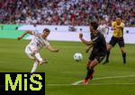 10.05.2025, Fussball 1. Bundesliga 2024/2025, 33. Spieltag,  FC Bayern Mnchen - Borussia Mnchengladbach, in der Allianz-Arena Mnchen. li: Thomas Mller (FC Bayern Mnchen) Schuss.
