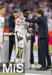 10.05.2025, Fussball 1. Bundesliga 2024/2025, 33. Spieltag,  FC Bayern Mnchen - Borussia Mnchengladbach, in der Allianz-Arena Mnchen. Der FC Bayern Mnchen feiert seine 34.Meisterschaft nach dem Spiel.  Alphonso Davies (FC Bayern Mnchen) mit Krcken bei der Siegerehrung. re: DFL-Geschftsfhrer Steffen Merkel 