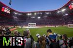 10.05.2025, Fussball 1. Bundesliga 2024/2025, 33. Spieltag,  FC Bayern Mnchen - Borussia Mnchengladbach, in der Allianz-Arena Mnchen. Der FC Bayern Mnchen feiert seine 34.Meisterschaft nach dem Spiel. Fotografen haben die Siegerehrung mit ihren Teleobjektiven im Visier.