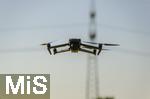 14.05.2025,  Bad Wrishofen im Unterallgu.  Drohne fliegt am Himmel, hinten ein Hochspannungsmast. Drohnenregeln schreiben vor: Es ist nicht erlaubt, mit Drohnen in der Nhe von Hochspannungsmasten zu fliegen. Verboten ist der berflug von Anlagen der zentralen Energieerzeugung und Energieverteilung (Kraftwerke, Windrder, Umspannwerke etc.)