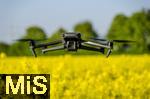 14.05.2025, Bad Wrishofen, Leuchtend gelbes Rapsfeld blht bei Bad Wrishofen im Unterallgu.  Drohne fliegt ber dem Feld.