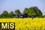 14.05.2025, Bad Wrishofen, Leuchtend gelbes Rapsfeld blht bei Bad Wrishofen im Unterallgu.  Drohne fliegt ber dem Feld.